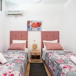 Dorothy's Seaview Apartment Haraki